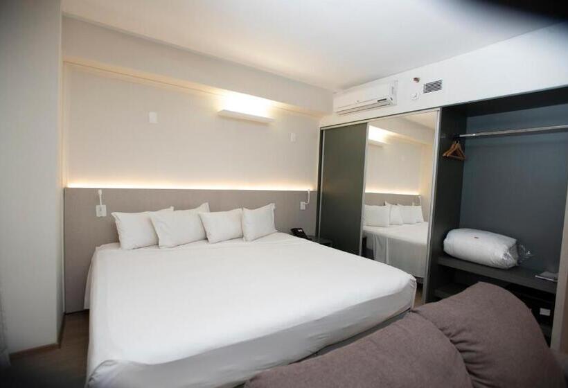 מיטת קינג בסוויטה, Esuites Virgínia Luxemburgo