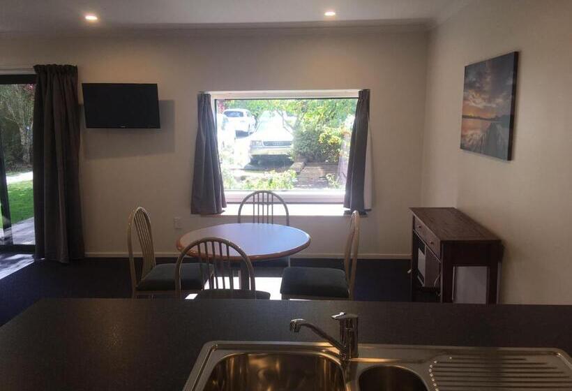 سوییت سوپریور, Woodlands Motels And Apartments