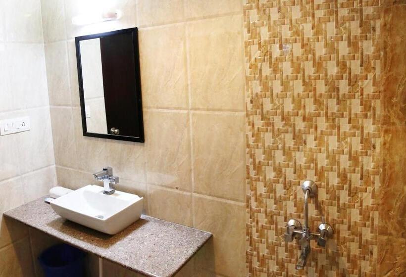 Quarto Deluxe, Narayans Leela Inn