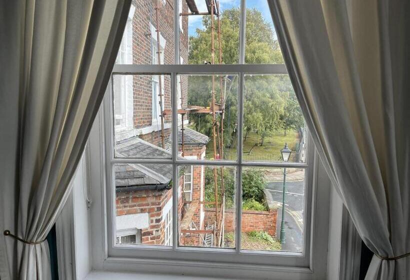 Семейный Номер Вид на Сад, Beverley Budget Inn