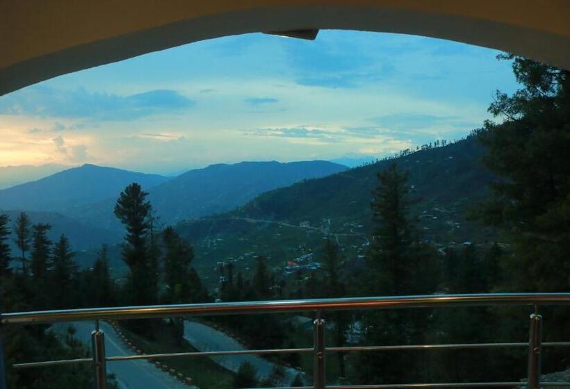اتاق ساده سه‌ نفره, Pearl Continental Hotel Malam Jabba
