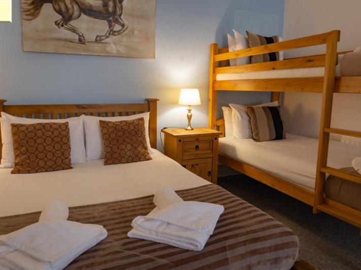 اتاق استاندارد چهار تخته, Stonehenge Inn & Shepherds Huts