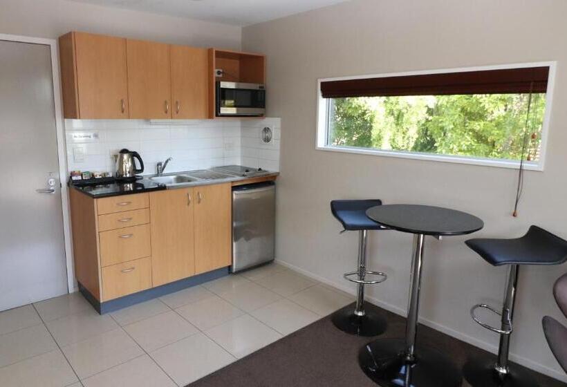 استودیوی لوکس, Sumner Bay Motel