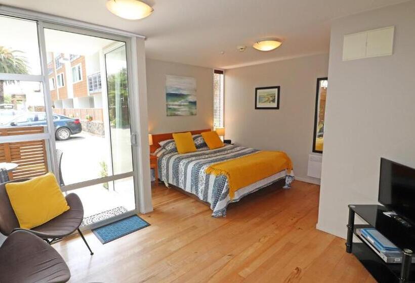 استودیوی لوکس, Sumner Bay Motel