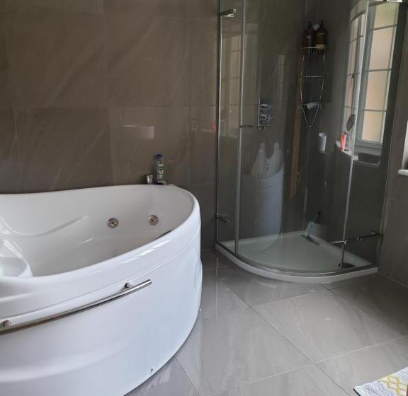 Стандартный Номер Кровать Кинг, Little Robin Gate   Free Parking   Central   10 Min Walk To Train Station