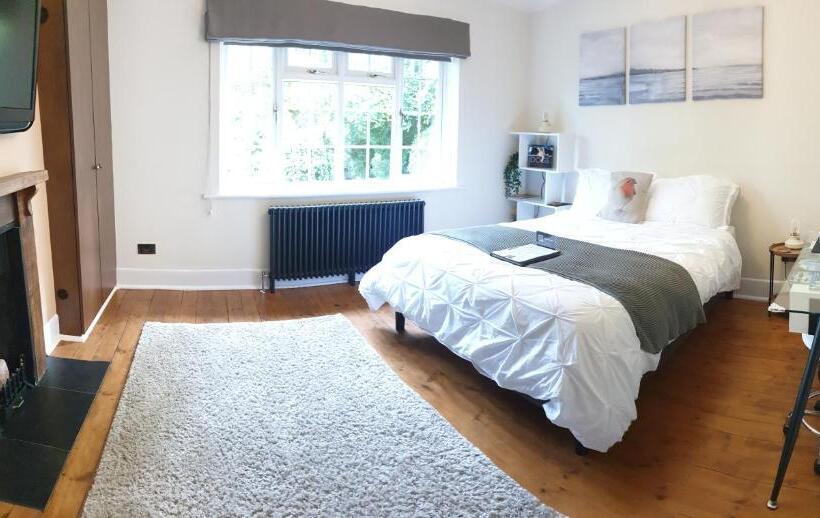 Стандартный Номер Кровать Кинг, Little Robin Gate   Free Parking   Central   10 Min Walk To Train Station