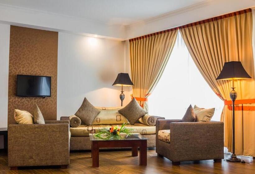 Полулюкс, The Covanro Airport Hotel   Katunayake
