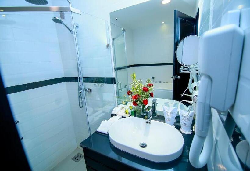 Четырехместный Номер Стандарт с Балконом, The Covanro Airport Hotel   Katunayake