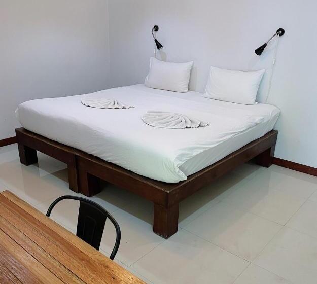 اتاق لوکس, The Reef Hotel & Studios