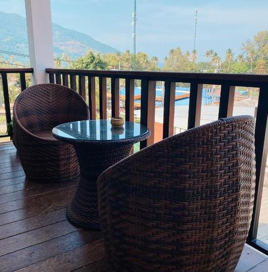 اتاق لوکس با بالکن, The Reef Hotel & Studios