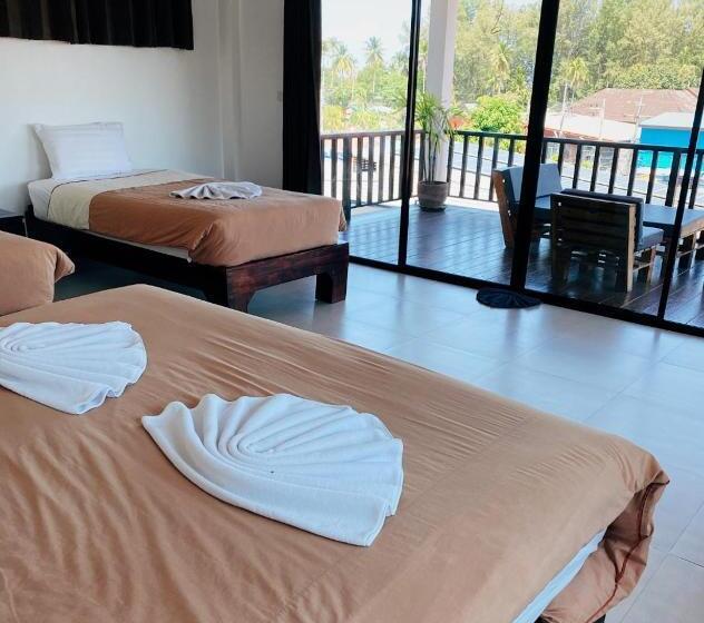 اتاق خانوادگی, The Reef Hotel & Studios