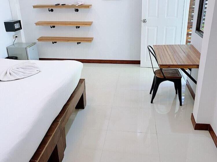 اتاق لوکس, The Reef Hotel & Studios