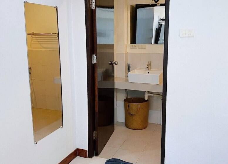 اتاق لوکس, The Reef Hotel & Studios