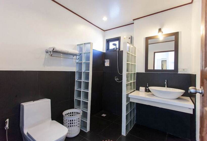 اتاق لوکس با بالکن, The Reef Hotel & Studios