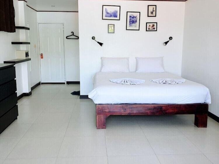 اتاق لوکس با بالکن, The Reef Hotel & Studios