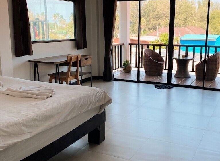 اتاق لوکس با بالکن, The Reef Hotel & Studios