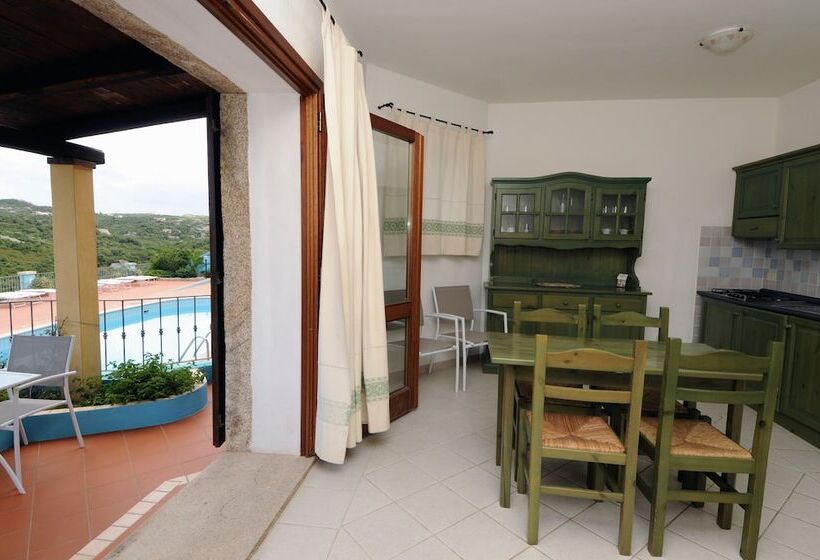プールビューの２ベッドルームアパート, Vallemare Residence E Studios