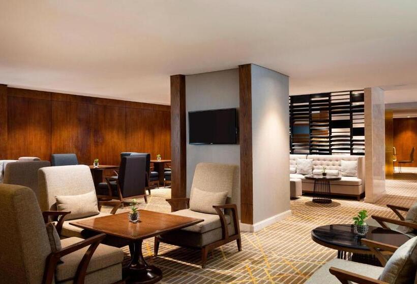 Club Room King Bed, Le Méridien Dhaka