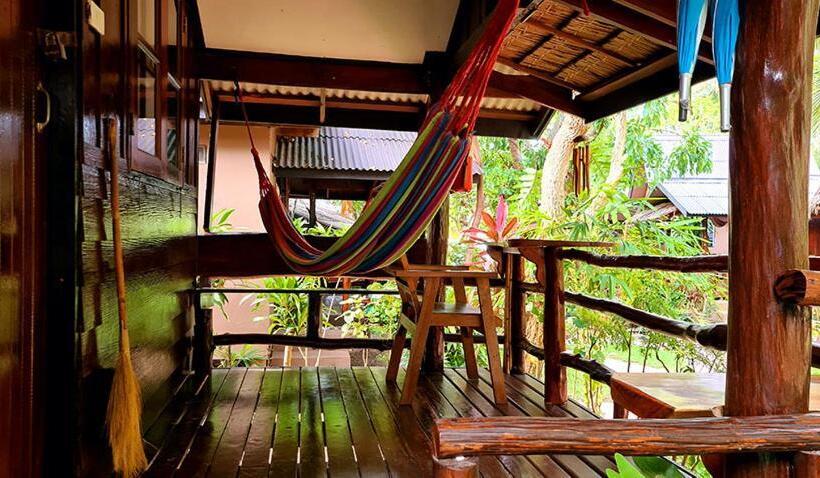 스탠다드 방갈로, Longtail Beach Resort