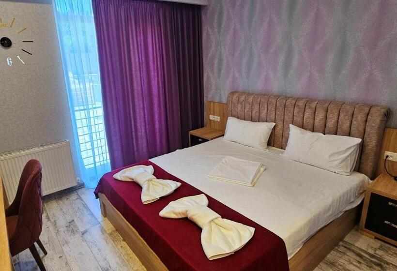 اتاق استاندارد با چشم‌انداز استخر, Sierra Hotel Tbilisi