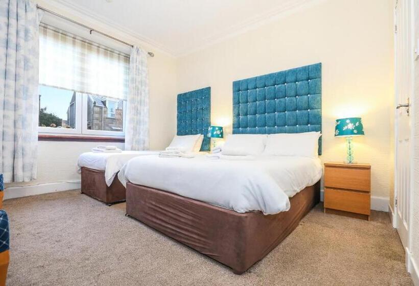 חדר קלאסי לשלושה, Mystayinn Strathblane House