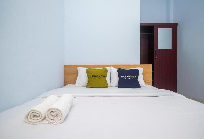 Номер Deluxe, Urbanview Syariah Wisma Nabil Solo