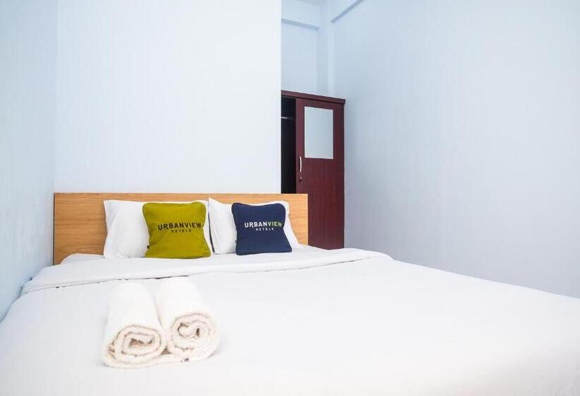 Номер Deluxe, Urbanview Syariah Wisma Nabil Solo