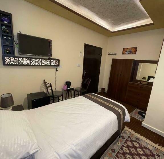 اتاق استاندارد سه نفره, Ad Deir Guesthouse