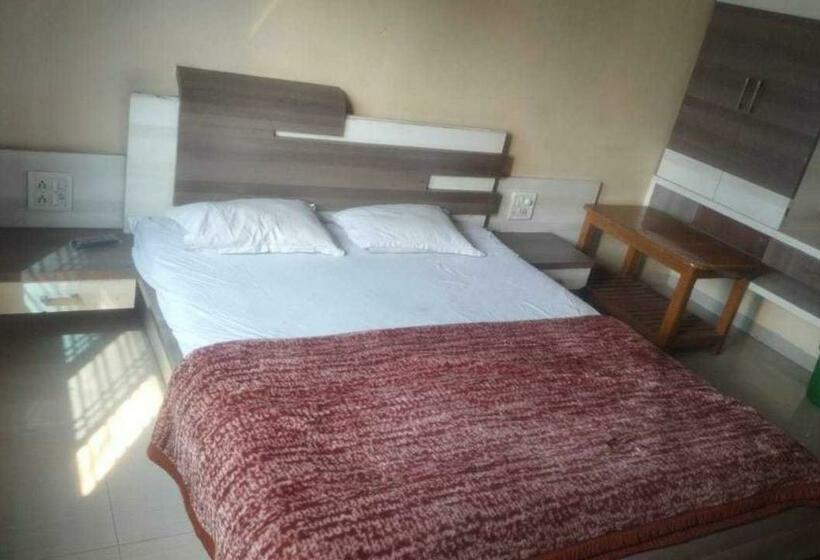 Трехместный Номер Классика, Pop Hotel Sudarshan