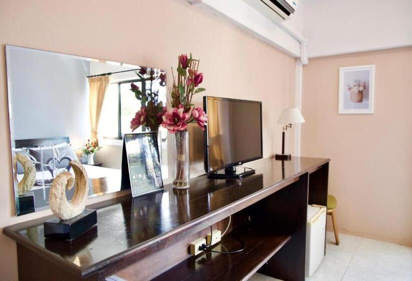 Номер Стандарт Трехместный, Golden Guesthouse By The Beach Cha Am