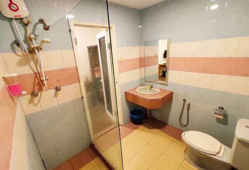 Семейный Номер, Shell Out Cenang Beach Resort