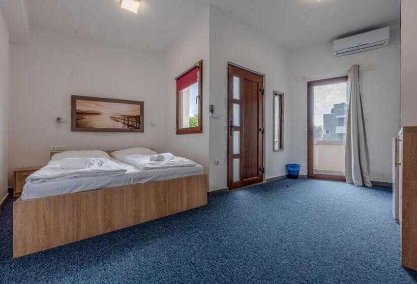 Номер Комфорт Вид на Бассейн, Aparthotel Plat