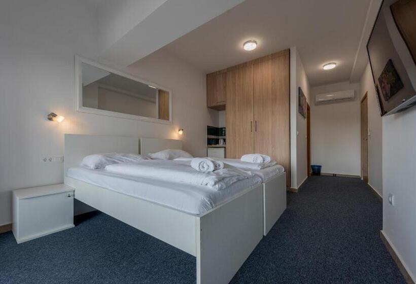 Номер Комфорт Вид на Бассейн, Aparthotel Plat
