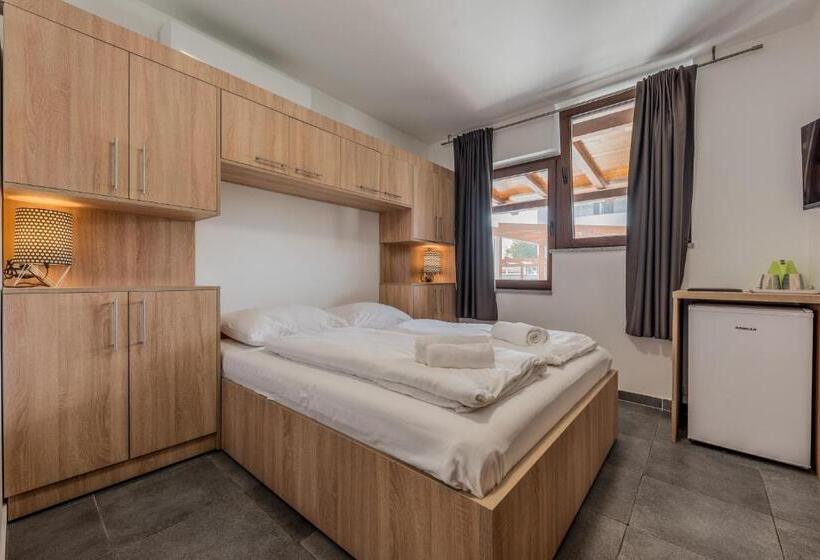 Номер Стандарт Вид на Бассейн, Aparthotel Plat