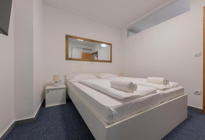 Номер Стандарт Вид на Бассейн, Aparthotel Plat