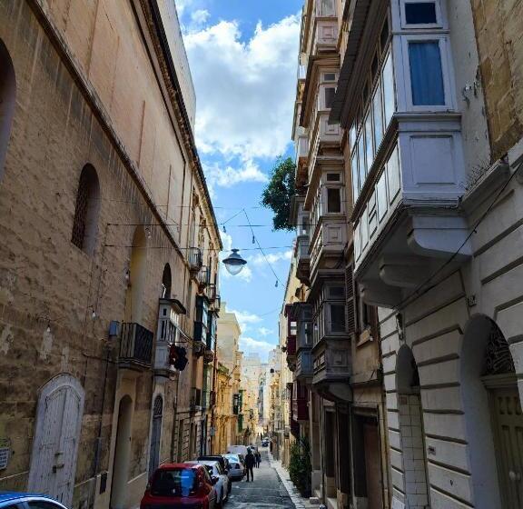 复式套房, Ursulino Valletta