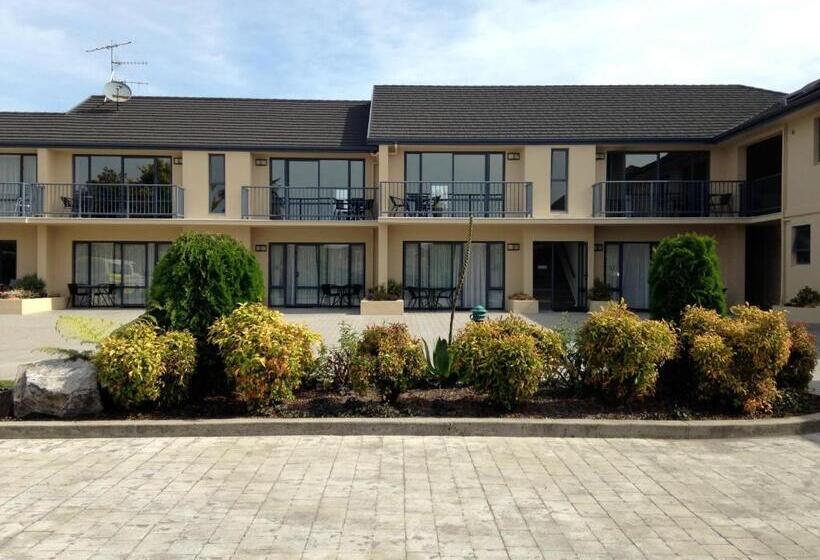 Escritório Estándar, Avalon Manor Motel