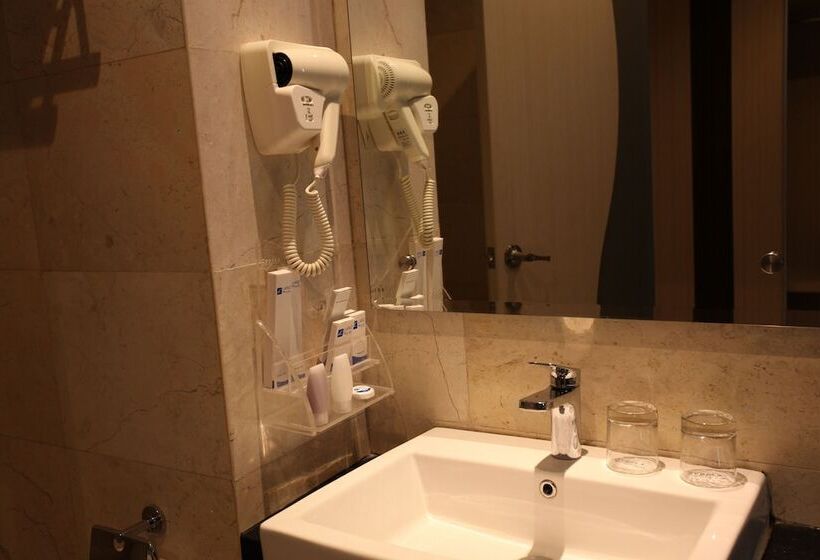 이그제큐티브 룸 킹사이즈 침대, W Three Premier Hotel Lagaligo