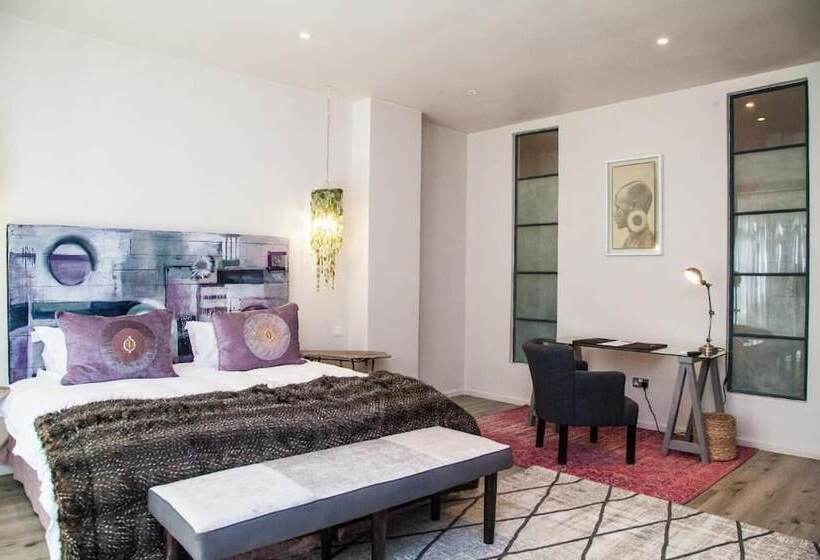 Superior Room, Latitude 15 Degrees