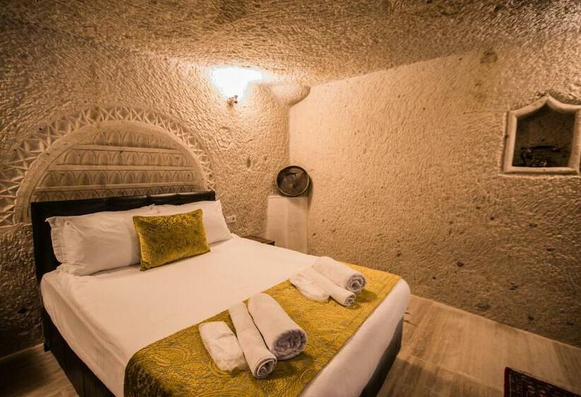 غرفة قياسية مزوَّدة بتراس, Ortahisar Cave
