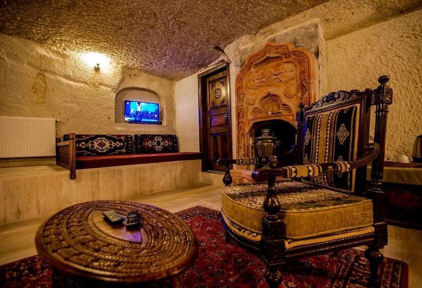 غرفة قياسية مزوَّدة بتراس, Ortahisar Cave