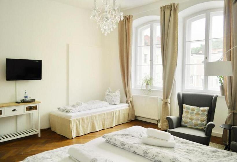 Трехместный Номер Стандарт Совместная Ванная, Art Hotel & Hostel