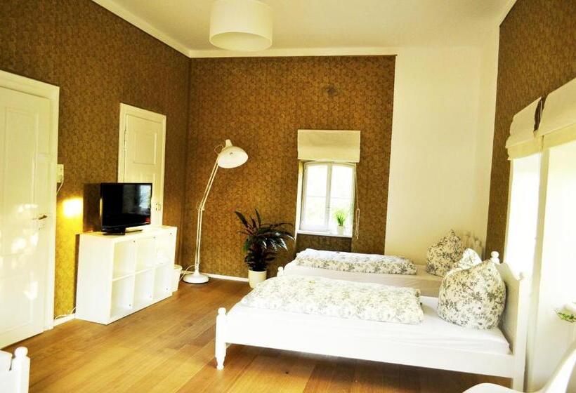 Четырехместный Номер Стандарт, Art Hotel & Hostel
