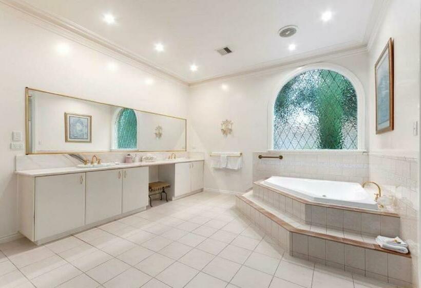 Президентский Люкс, Montfort Manor