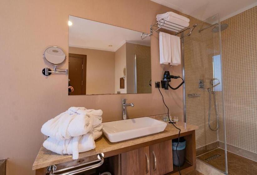 اتاق سه نفره دلوکس با چشم‌انداز دریا, Tilya Resort