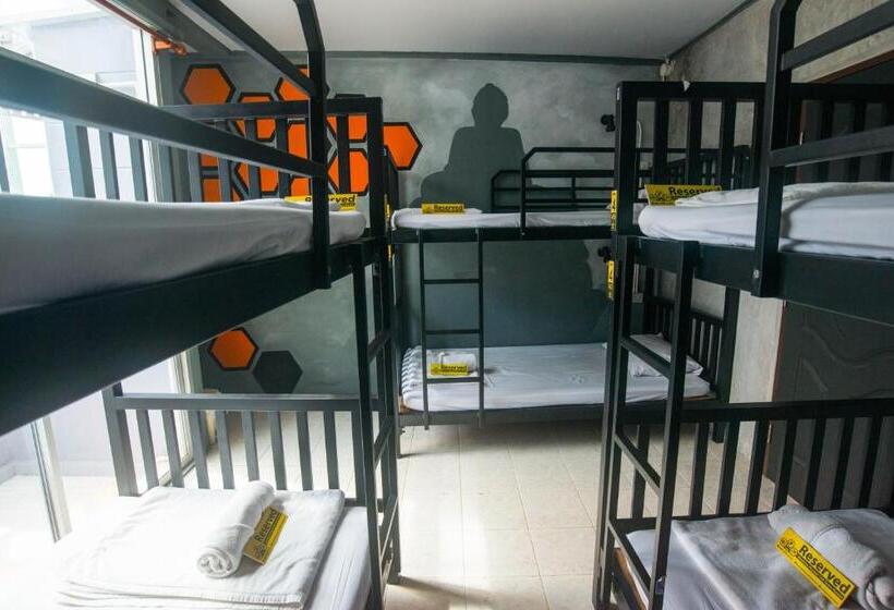 اتاق خانوادگی با تختخواب سفری, Beehive Phuket Oldtown Hostel