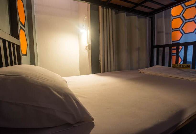 اتاق خانوادگی با تختخواب سفری, Beehive Phuket Oldtown Hostel