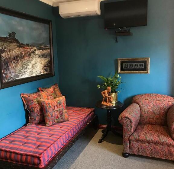 Номер Стандарт Вид на Сад, The Crown Guest House