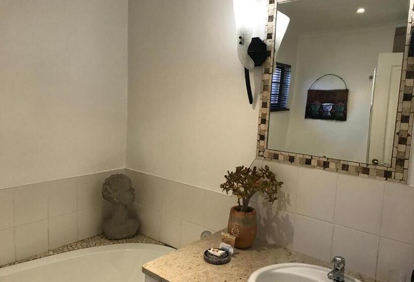Номер Стандарт Вид на Сад, The Crown Guest House