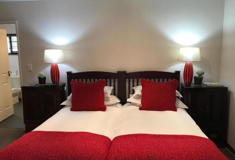Номер Стандарт Вид на Сад, The Crown Guest House